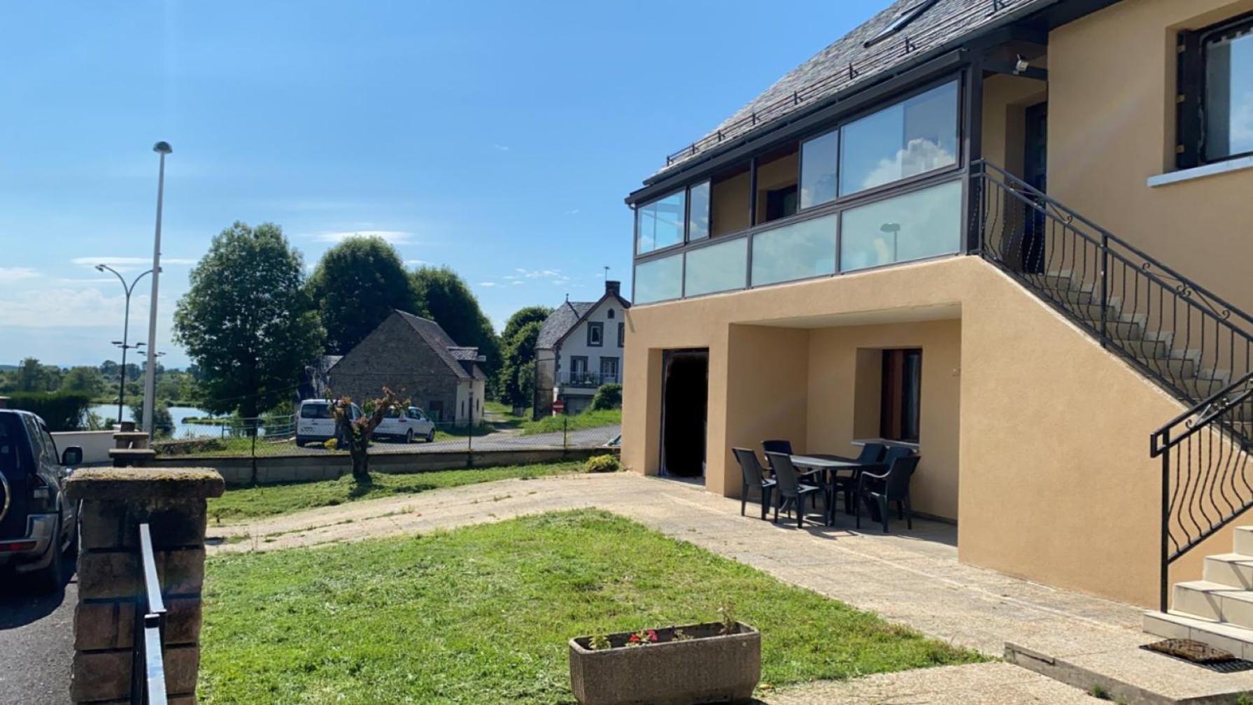 Au Bord Du Avec Terrasse La Tour-dʼAuvergne